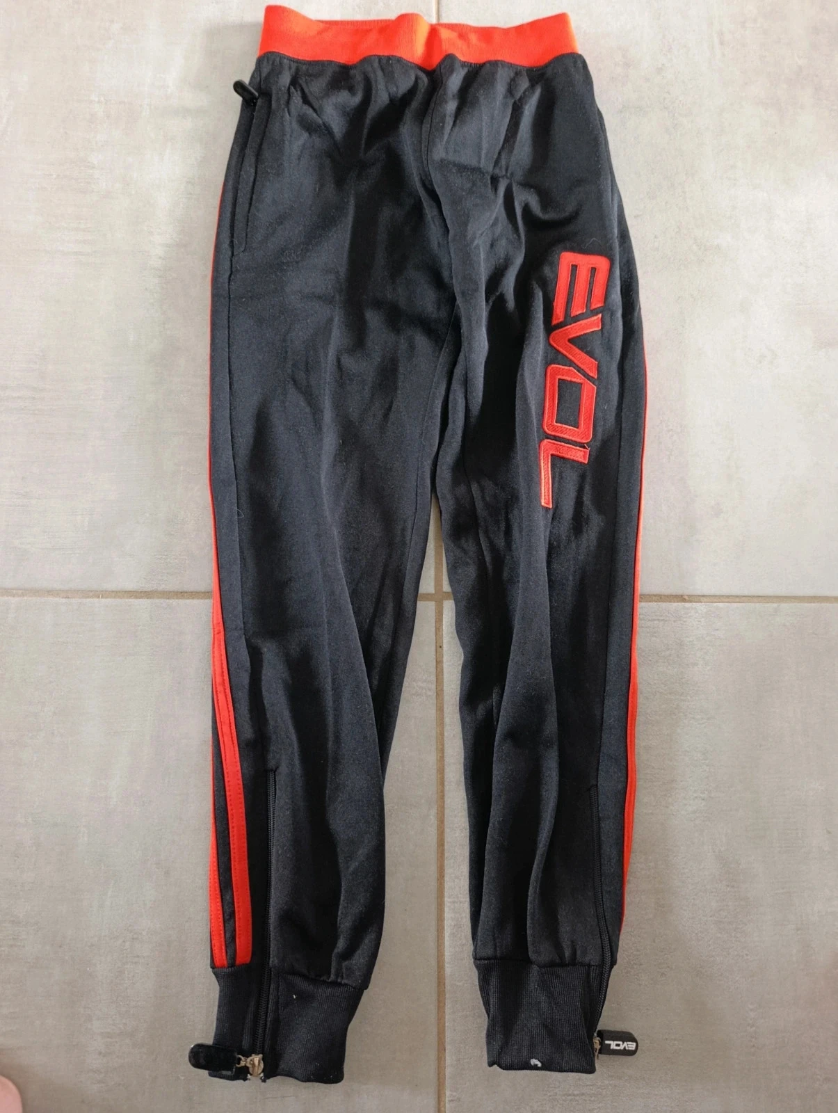Pantalon de survêtement EVOL noir et rouge – 2XS – Zips aux chevilles